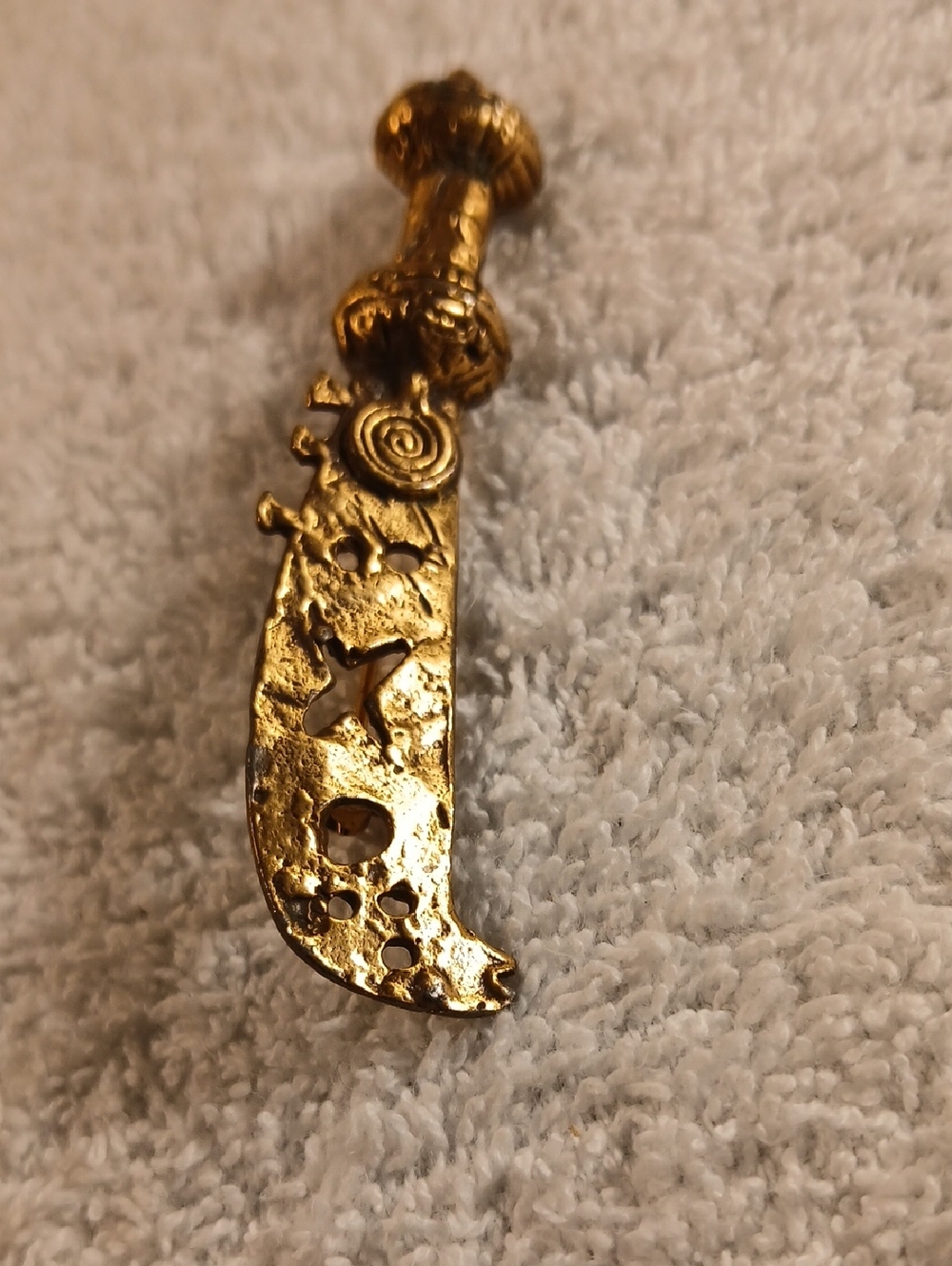 ALVA MUSEUM REPLICAS - Gold Tone Decorative Mini Blade Brooch
